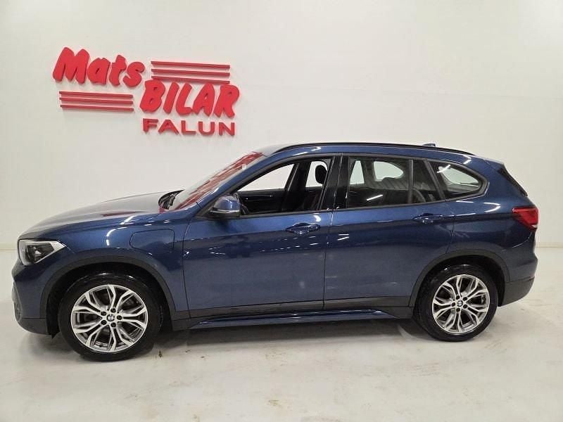 Blå Begagnad 2021 BMW X1 Sport Line SUV | 239 900 kr (Marknadspris) - Bild 1/4