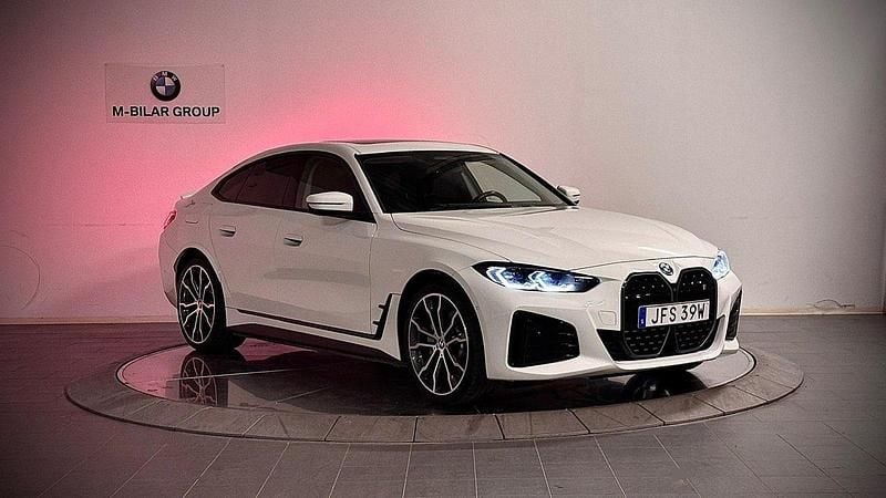 Vit Begagnad 2022 BMW i4 Comfort Edition Sedan | 405 000 kr (Bra pris) - Bild 1/4
