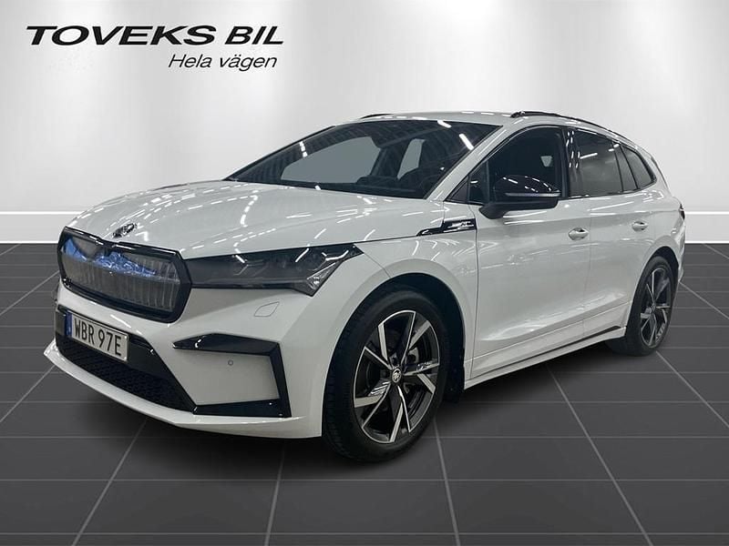 Vit Begagnad 2025 Skoda Enyaq iV SUV | 519 900 kr (Marknadspris) - Bild 1/4