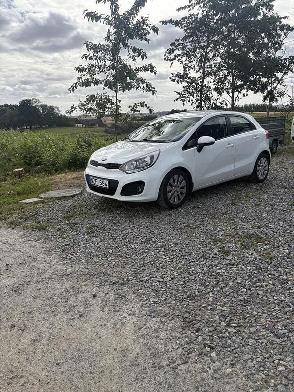 Vit Begagnad 2014 Kia Rio Halvkombi | 47 500 kr (Bra pris) - Bild 1/3