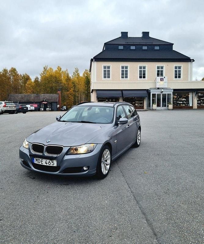 Grå Begagnad 2011 BMW 320 Kombi | 94 000 kr (Marknadspris) - Bild 1/4