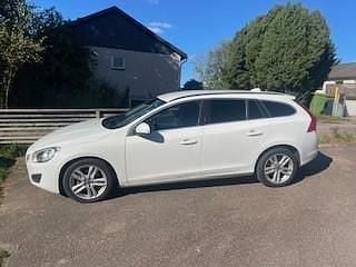 Vit Begagnad 2013 Volvo V60 Momentum Kombi | 74 500 kr (Superpris) - Bild 1/4