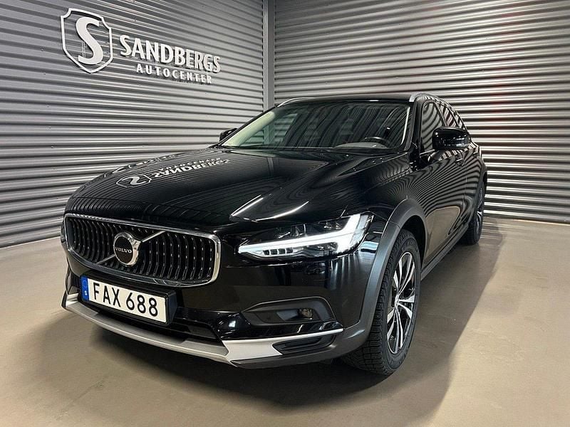 Svart Begagnad 2021 Volvo V90 CC Momentum Kombi | 368 500 kr (Marknadspris) - Bild 1/4
