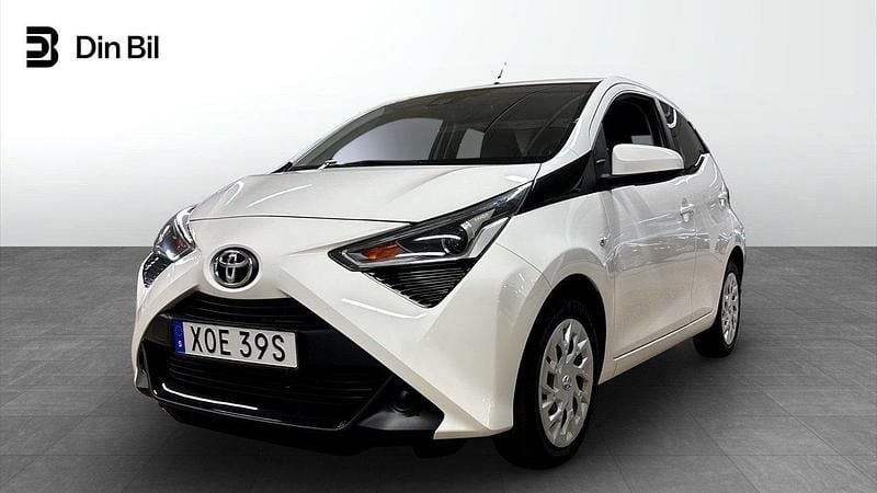 Vit Begagnad 2021 Toyota Aygo X-play Halvkombi | 129 800 kr (Marknadspris) - Bild 1/4