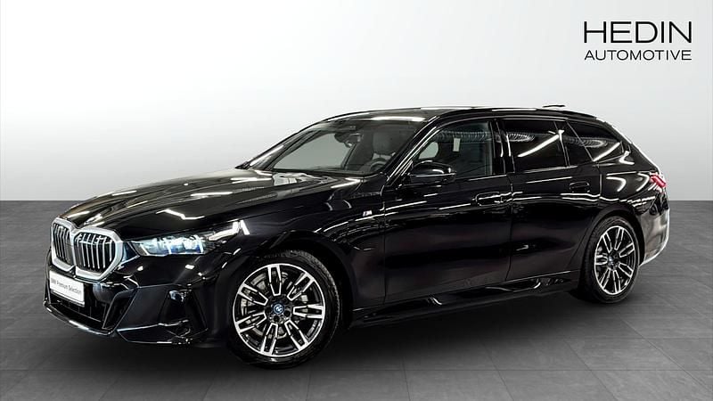 Svart (black) Begagnad 2024 BMW 530e M Sport Kombi | 647 700 kr (Marknadspris) - Bild 1/4