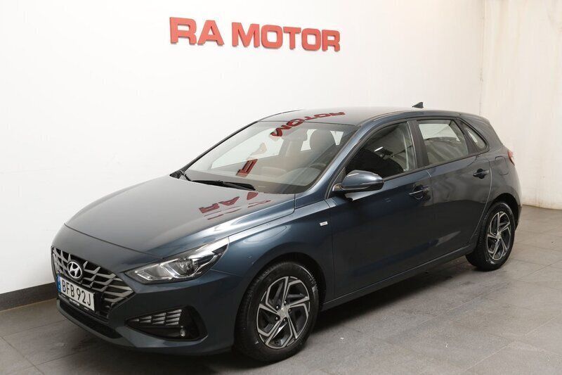 Blå Begagnad 2022 Hyundai i30 Essential Halvkombi | 199 900 kr (Marknadspris) - Bild 1/3