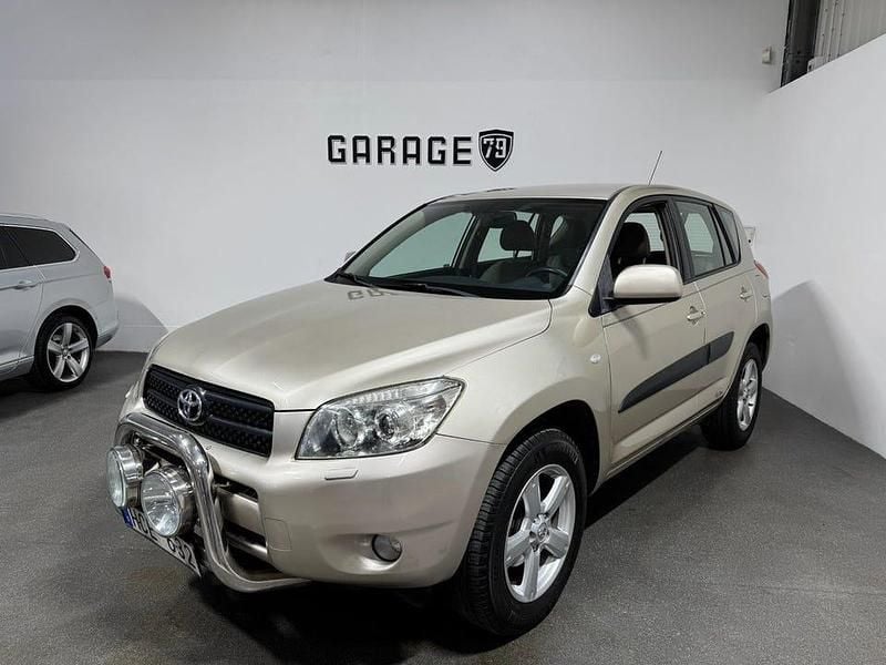 Ljusbrun metallic Begagnad 2008 Toyota RAV4 SUV | 79 900 kr (Marknadspris) - Bild 1/4