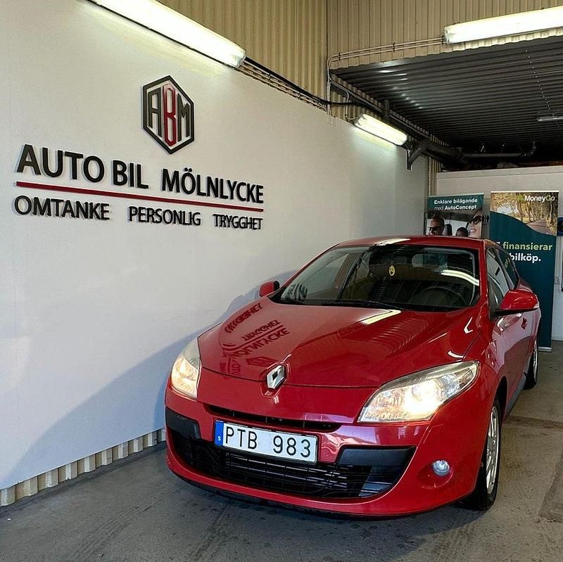 Röd Begagnad 2009 Renault Mégane III Halvkombi | 44 000 kr (Marknadspris) - Bild 1/4