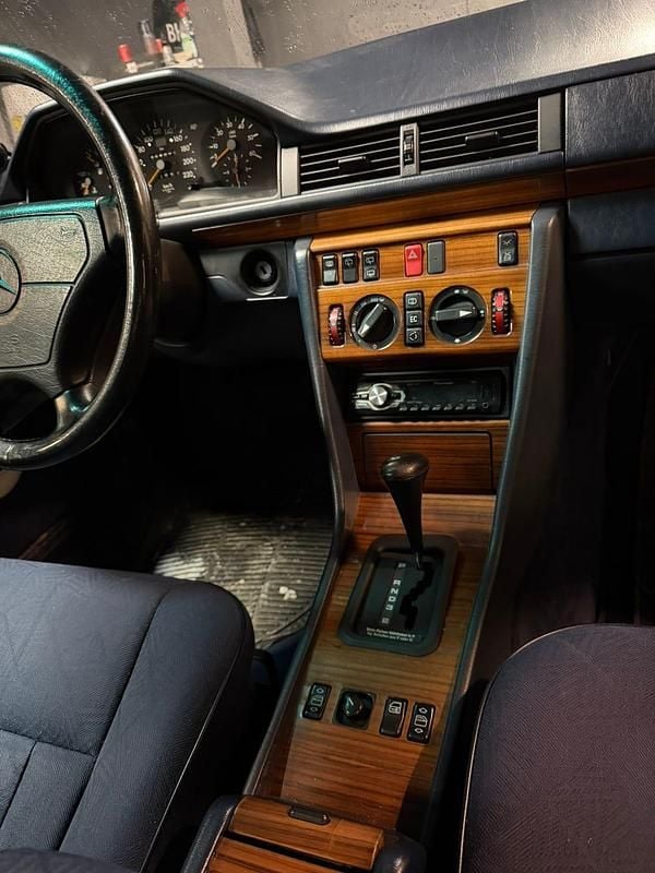 Begagnad Mercedes 300 147 HK (108 kW) 1995 Mörkblå