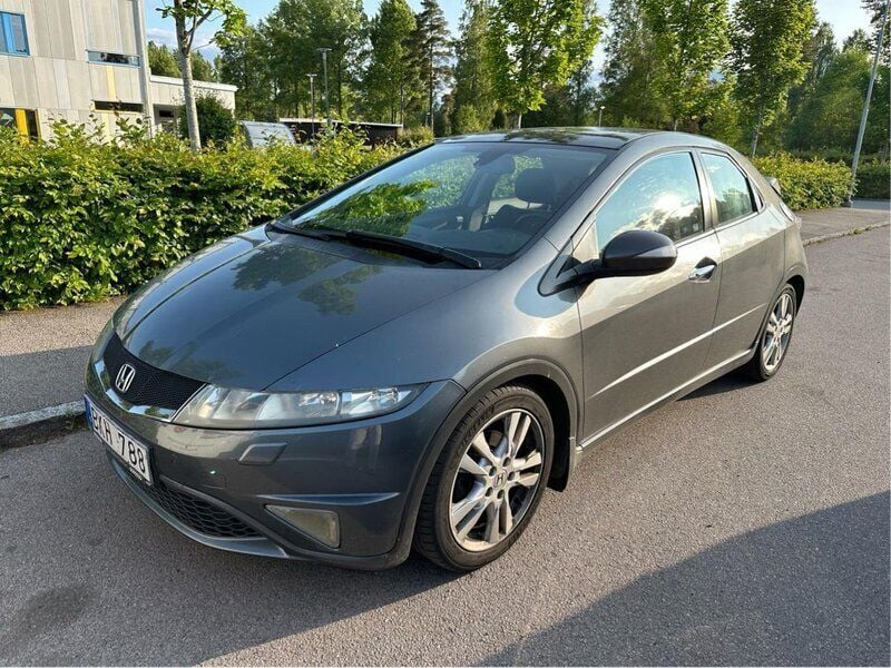 Grå Begagnad 2010 Honda Civic Halvkombi | 54 000 kr (Marknadspris) - Bild 1/1