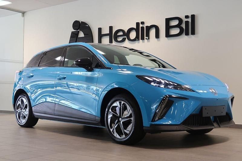 Blå (blue) Begagnad 2023 MG MG4 EV Halvkombi | 249 900 kr (Marknadspris) - Bild 1/4