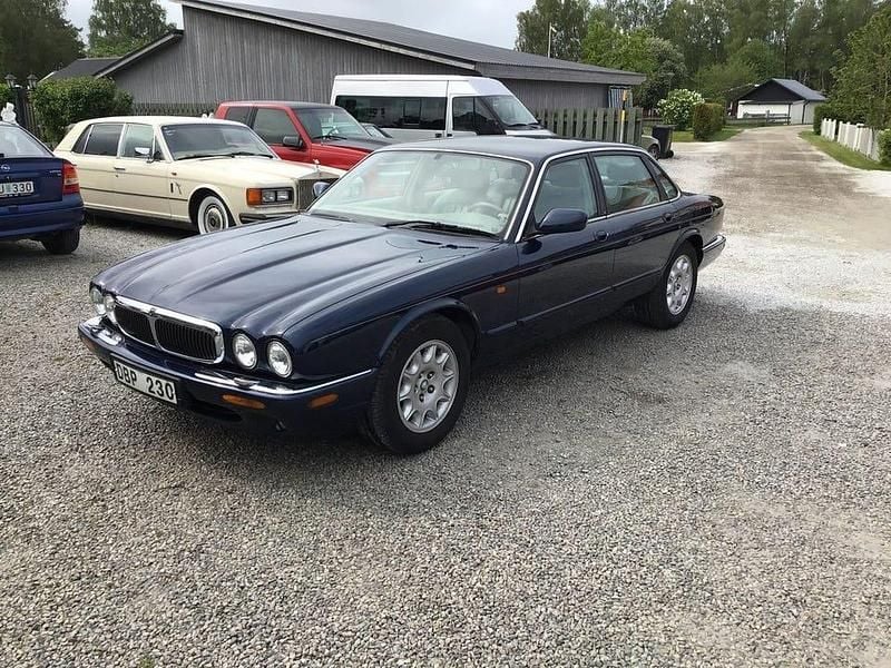Mörkblå Begagnad 1998 Jaguar XJ Executive Sedan | 75 000 kr (Superpris) - Bild 1/4