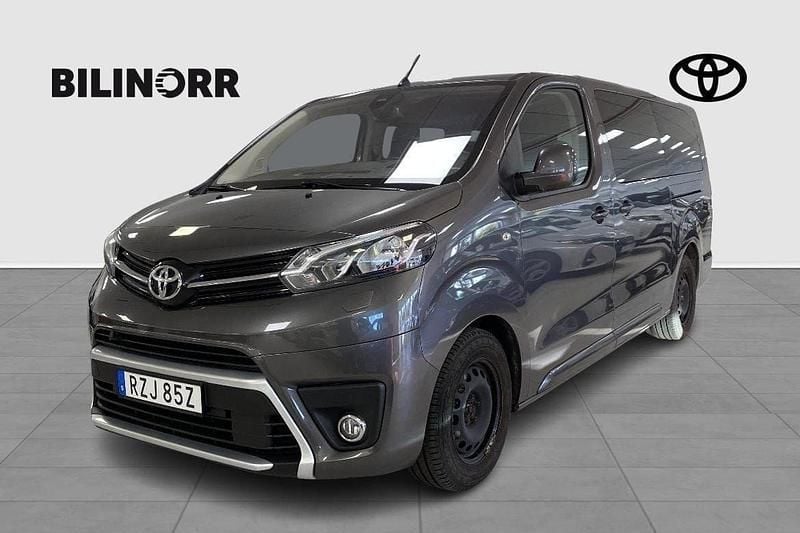 Mörkgrå (grå) Begagnad 2021 Toyota Proace Verso Kombi | 319 900 kr (Bra pris) - Bild 1/3