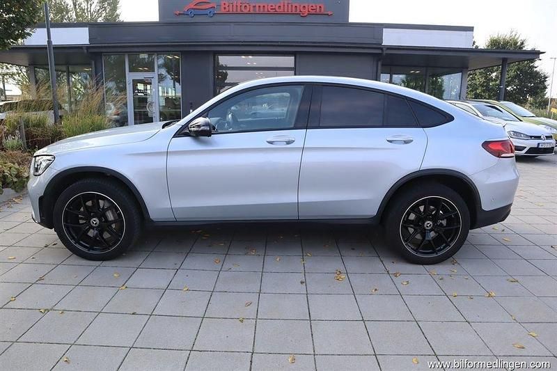 Silver samma som bilen Begagnad 2022 Mercedes GLC300e AMG line Plus Sportkupé | 559 900 kr (Lite dyr) - Bild 1/4