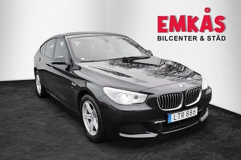 Svart Begagnad 2015 BMW 530 Gran Turismo M Sport Halvkombi | 169 900 kr (Bra pris) - Bild 1/4