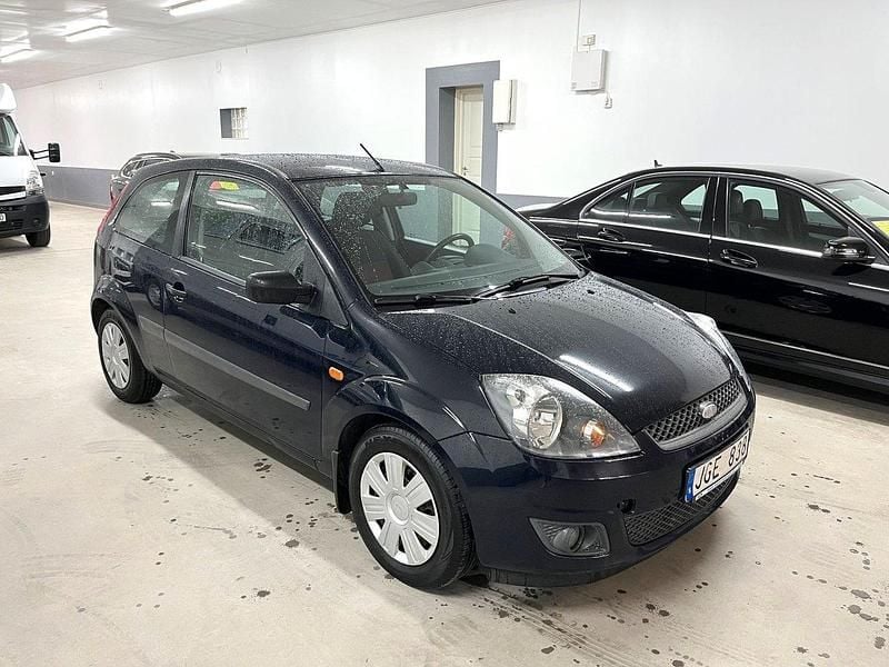 Blå Begagnad 2006 Ford Fiesta Halvkombi | 20 000 kr (Marknadspris) - Bild 1/4