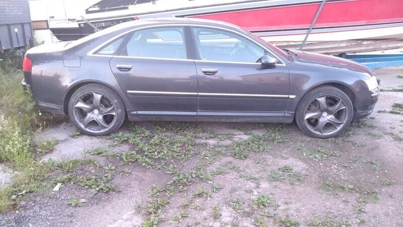 Grå Begagnad 2004 Audi A8 Sedan | 45 000 kr - Bild 1/4
