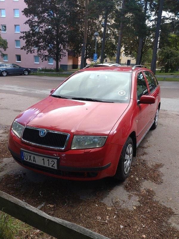 Röd Begagnad 2004 Skoda Fabia Kombi | 15 000 kr (Marknadspris) - Bild 1/4