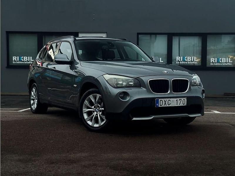 Grå Begagnad 2011 BMW X1 SUV | 94 900 kr (Marknadspris) - Bild 1/4