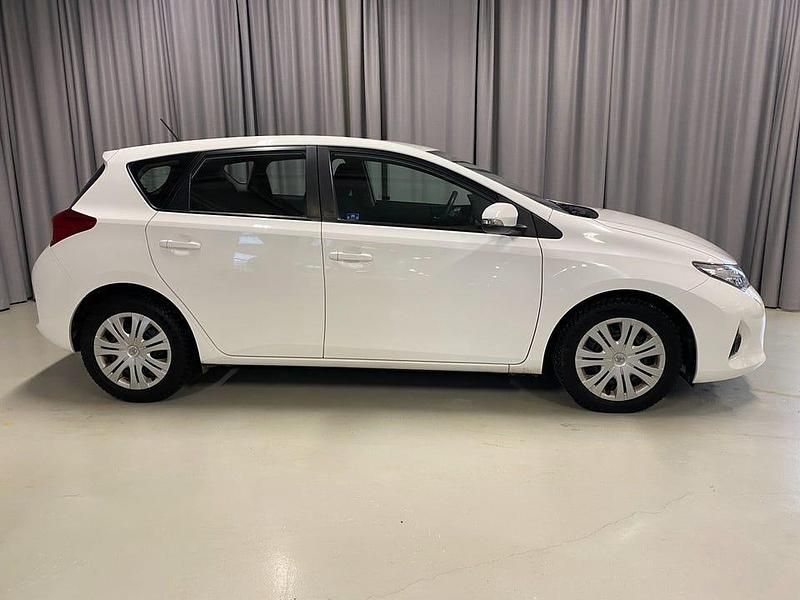 Begagnad Toyota Auris Life 90 HK (66 kW) 2013 Vit Halvkombi
