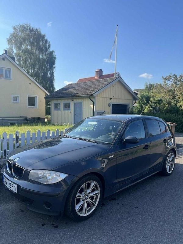 Grå Begagnad 2007 BMW 116 Halvkombi | 29 000 kr (Marknadspris) - Bild 1/3