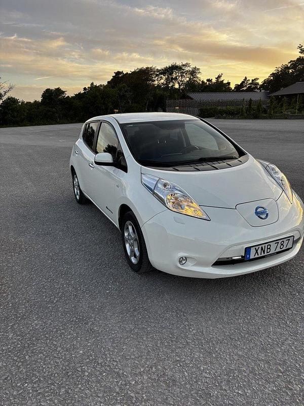 Vit Begagnad 2017 Nissan Leaf Halvkombi | 100 000 kr (Marknadspris) - Bild 1/4