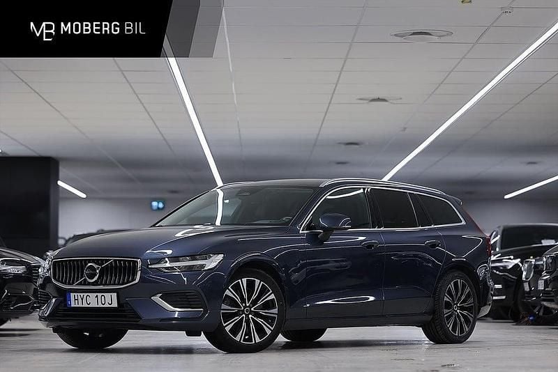 Mörkblå Begagnad 2022 Volvo V60 Plus Kombi | 299 900 kr (Marknadspris) - Bild 1/2