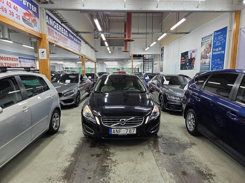 Begagnad Volvo V60 Momentum 163 HK (119 kW) 2011 Svart Kombi