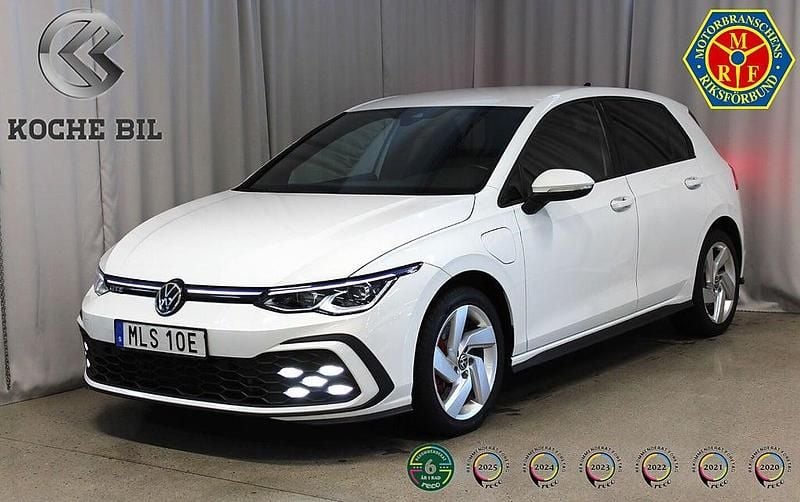 Vit Begagnad 2020 VW Golf VIII GTE Halvkombi | 289 900 kr (Lite dyr) - Bild 1/3