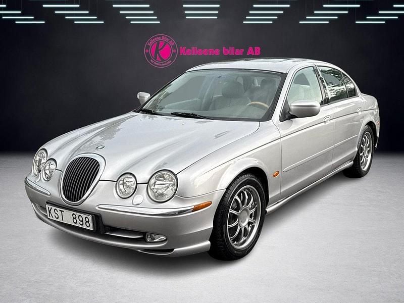 Ljusgrå Begagnad 2000 Jaguar S-Type S Sedan | 44 900 kr (Dyr) - Bild 1/4