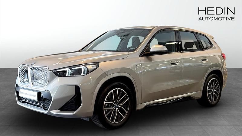 Grå (grey) Begagnad 2025 BMW iX1 Comfort Edition SUV | 564 700 kr (Dyr) - Bild 1/4