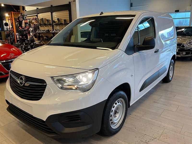 Vit Begagnad 2023 Opel Combo Business Minibuss | 268 000 kr (Marknadspris) - Bild 1/4