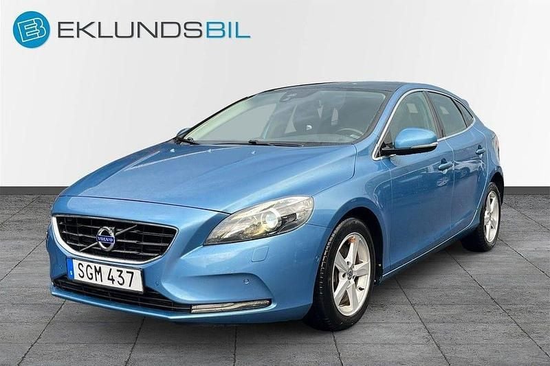Blå Begagnad 2014 Volvo V40 Momentum Kombi | 149 900 kr (Marknadspris) - Bild 1/4