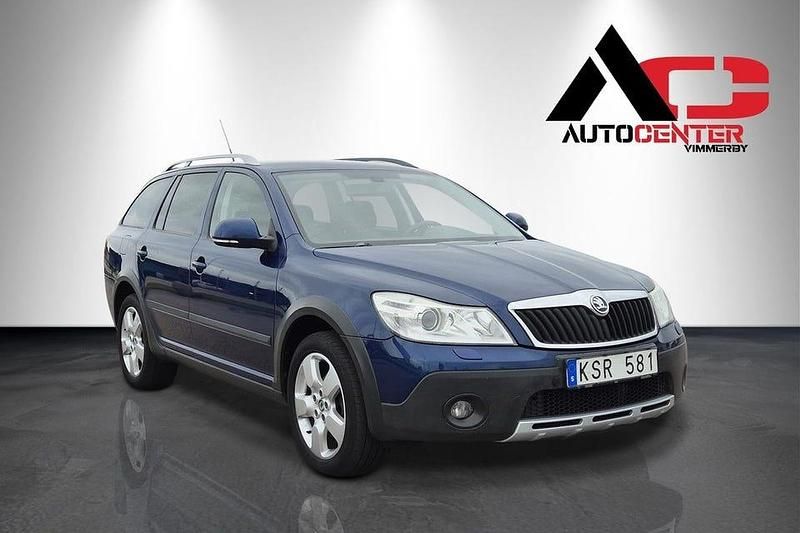 Mörkblå (blå) Begagnad 2010 Skoda Octavia Scout Kombi | 69 900 kr (Lite dyr) - Bild 1/4