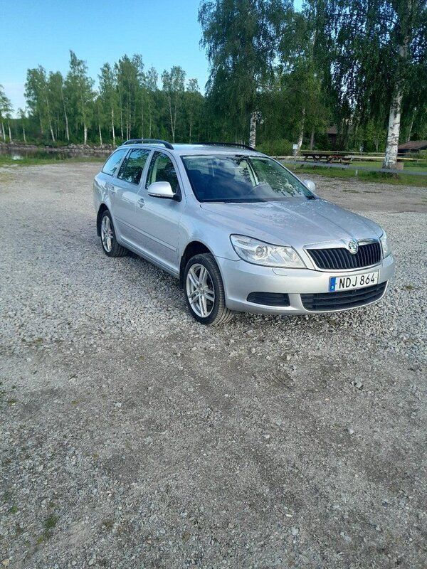 Silver Begagnad 2013 Skoda Octavia Kombi | 72 500 kr (Marknadspris) - Bild 1/4