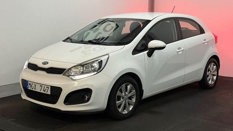 Vit Begagnad 2011 Kia Rio Halvkombi | 49 900 kr (Marknadspris) - Bild 1/4