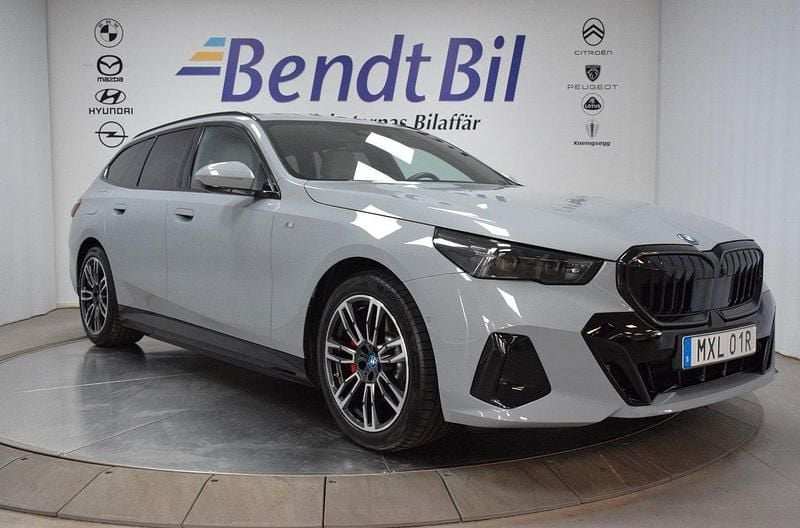 Brooklyn grey metallic Begagnad 2024 BMW 530e M Sport Kombi | 744 500 kr (Lite dyr) - Bild 1/3