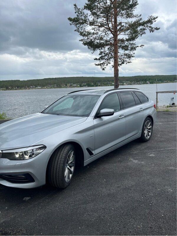 Silver Begagnad 2018 BMW 520 Sport Line Kombi | 215 000 kr (Marknadspris) - Bild 1/4