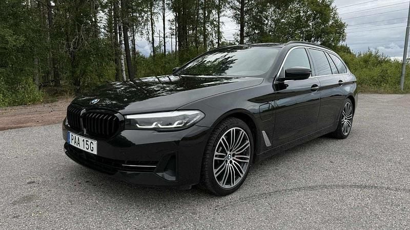Svart Begagnad 2021 BMW 530e Sport Line Kombi | 358 000 kr (Marknadspris) - Bild 1/4