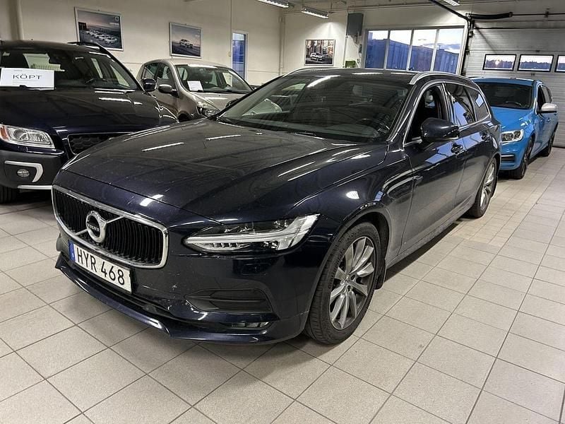 Mörkblå (blå) Begagnad 2019 Volvo V90 Momentum Kombi | 229 500 kr (Marknadspris) - Bild 1/1