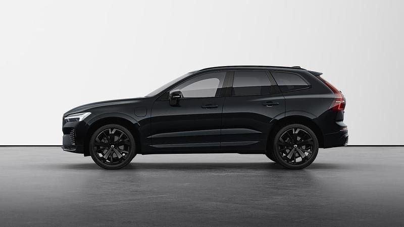Svart Ny 2025 Volvo XC60 Plus SUV | 599 800 kr (Marknadspris) - Bild 1/4