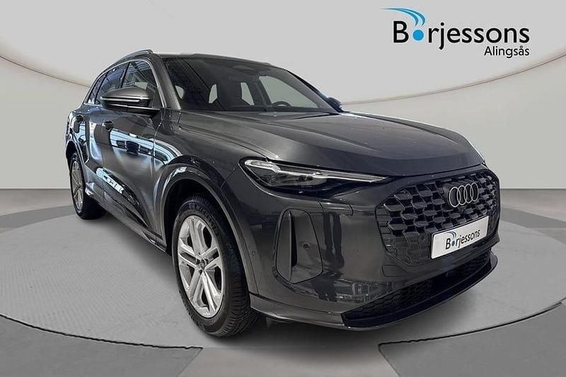 Grå Ny 2025 Audi Q5 Advanced SUV | 585 000 kr (Superpris) - Bild 1/4