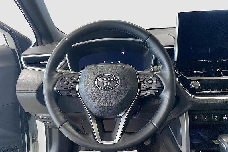 Begagnad Toyota Corolla Cross Style 200 HK (147 kW) 2023 Vit SUV