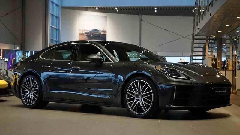 Grå Begagnad 2024 Porsche Panamera 4 Sedan | 1 199 000 kr - Bild 1/1