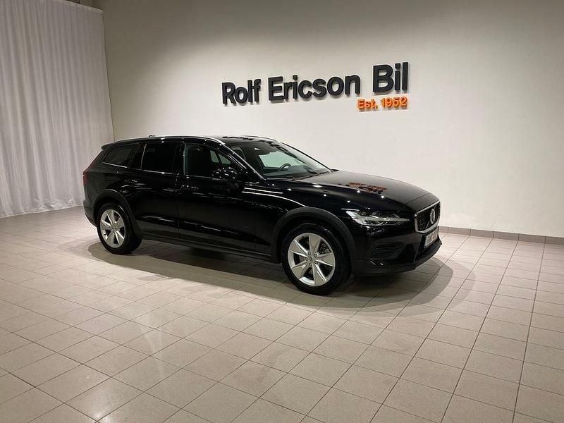 Svart Begagnad 2024 Volvo V60 CC Core Kombi | 419 500 kr (Bra pris) - Bild 1/4