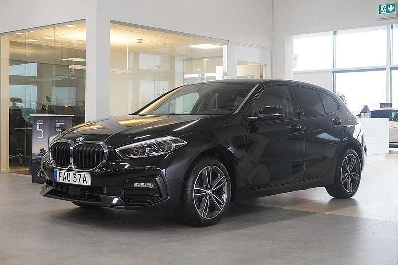 Svart Begagnad 2022 BMW 118 Sport Line Halvkombi | 249 500 kr (Marknadspris) - Bild 1/4