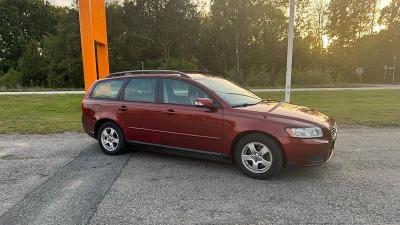 Röd Begagnad 2008 Volvo V50 Kinetic Kombi | 39 800 kr (Marknadspris) - Bild 1/4