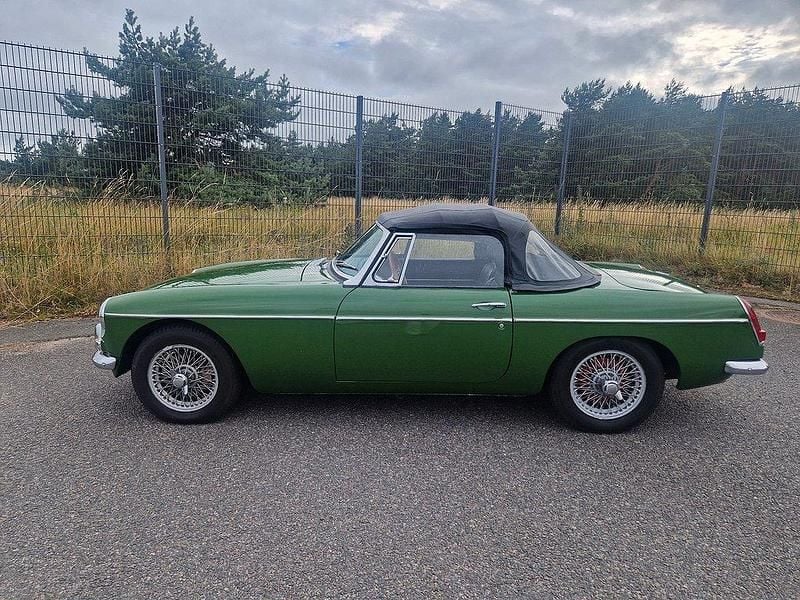 Grön Begagnad 1967 MG B Cab | 175 900 kr - Bild 1/4