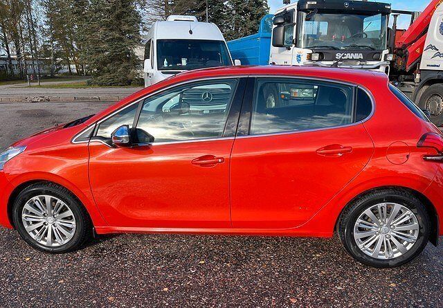 Röd Begagnad 2017 Peugeot 208 Halvkombi | 45 000 kr - Bild 1/4