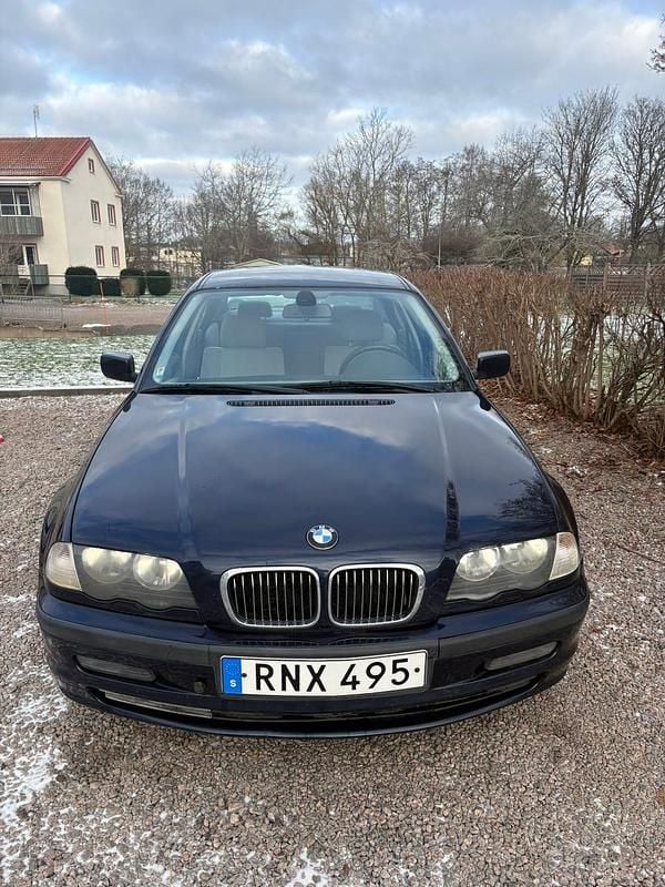 Orientblau m Begagnad 2000 BMW 320 Sedan | 31 500 kr (Bra pris) - Bild 1/4